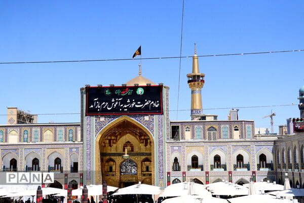 حرم مطهر امام رضا(ع)، میزبان زائران و عزاداران رهبر شهید