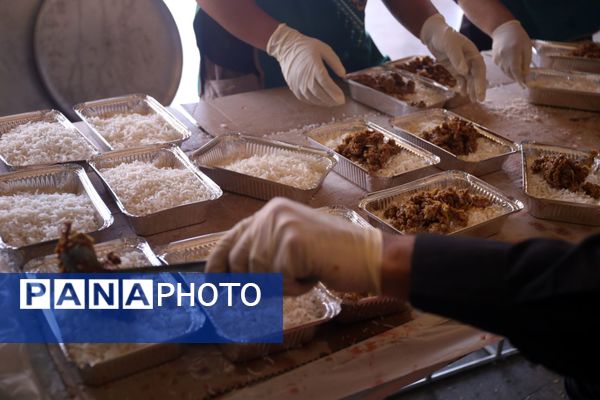  پخش 8600 غذای گرم با همت مرکز نیکوکاری شهید مهدی باکری و موسسه نذرواره در تبریز