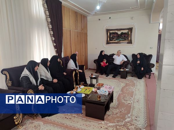 دیدار دانش‌آموزان هنرستان بصیرت با خانواده جانباز قاسم رسائی پور