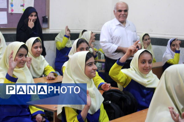 سپاس معلم در دبستان دخترانه شهید باهنر بوشهر 