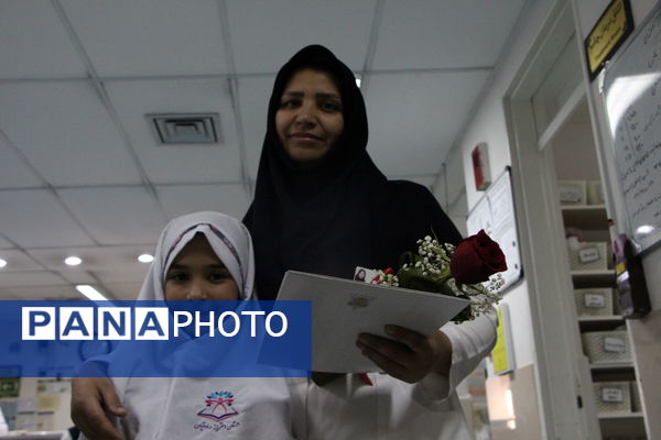 تقدیر دانش‌آموزان دبستان دخترانه صادقیان یزد از مادر پرستار