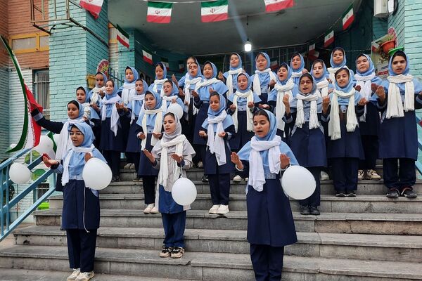 جشن پیروزی انقلاب اسلامی در مدارس منطقه کهریزک 