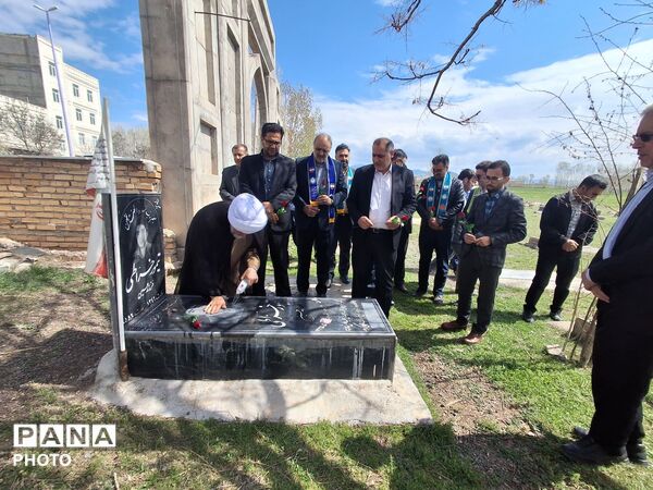 غبارروبی مزار شهدا توسط فرهنگیان و پیشتازان مهربان به‌ مناسبت روز معلم