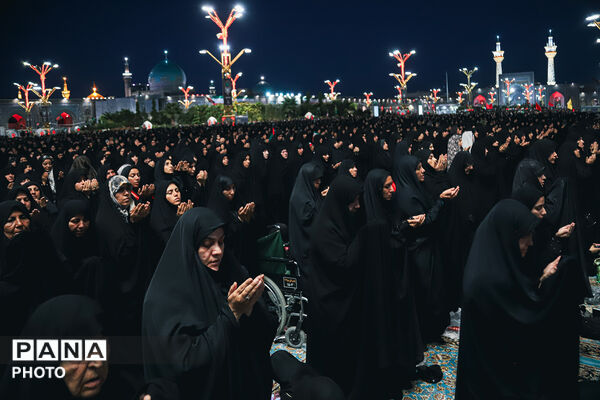 اقامه نماز بر پیکر مطهر رهبر شهید انقلاب در حرم مطهر رضوی-۲