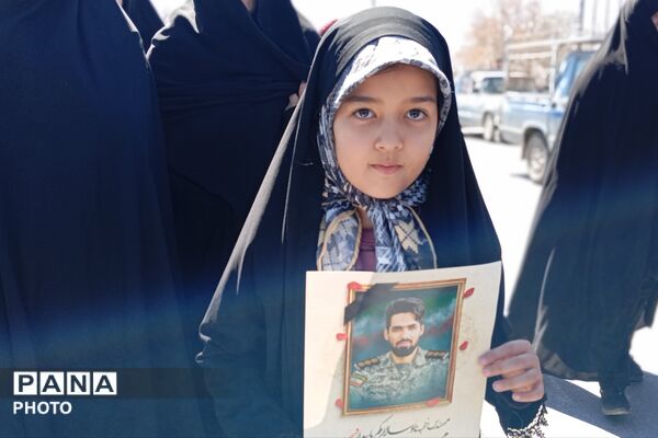 حضور دانش‌آموزان در آیین تشییع و تدفین پیکر مطهر شهید ناوسالار یکم دریادل