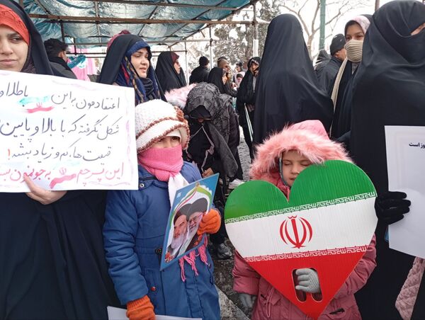 راهپیمایی ۲۲ بهمن در مشهد با حضور فرمانده واحدهای حوزه ۱۹ بسیج دانش‌آموزی منطقه تبادکان