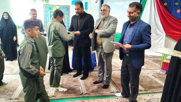 نواخته شدن زنگ هفته‌ کتاب و کتابخوانی در دبستان ابوعلی‌سینا شهرستان فیروزکوه 