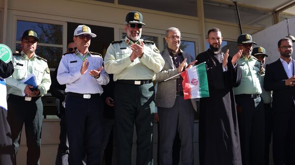 حضور فرمانده انتظامی تهران بزرگ در مراسم بازگشایی مدارس منطقه ۶؛ بازدید از دبستان تقوا پیشگان