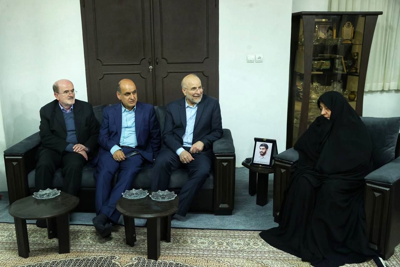 قالیباف با خانواده شهید حسین املاکی دیدار کرد

