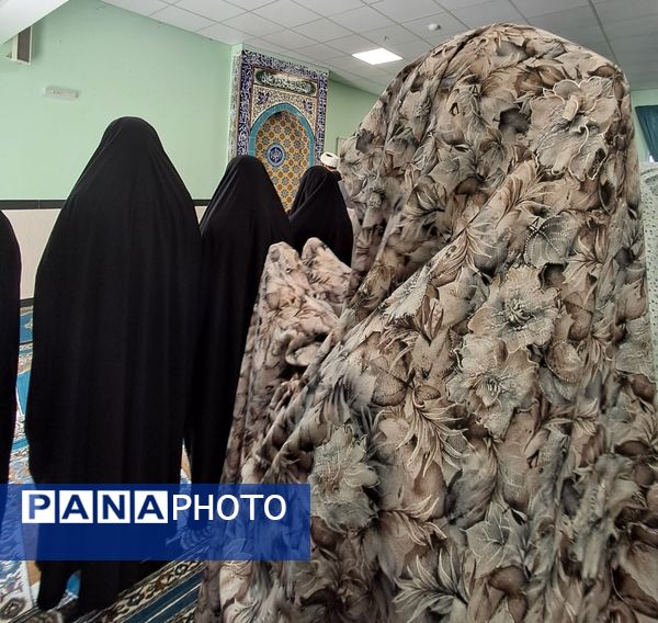 برگزاری نماز جماعت در دبیرستان شهدای فرهنگی