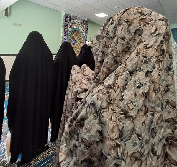 برگزاری نماز جماعت در دبیرستان شهدای فرهنگی