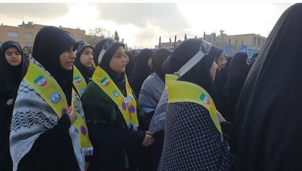 وداع دانش‌آموزان دبیرستان فرهنگیان ناحیه ۷ با شهید گمنام 