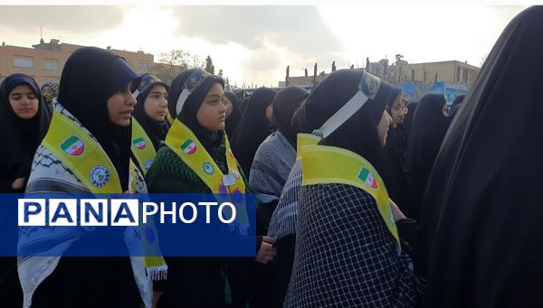 وداع دانش‌آموزان دبیرستان فرهنگیان ناحیه ۷ با شهید گمنام 