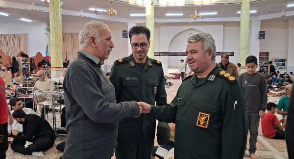 بازدید مسئولین بسیج دانش آموزی کاشمر از معتکفین مسجد جامع