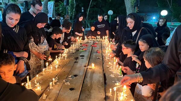 نوجوانان تهرانی هم‌نوا با اسرای کربلا به سوگ امام حسین (ع) نشستند