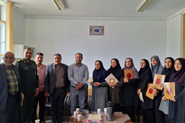 آیین تجلیل از معلمان مدارس ایزدخواست