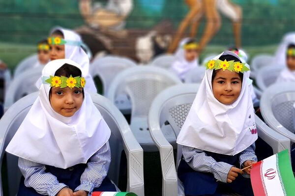 جشن شکفتن غنچه‌ ها، در دبستان مهرتابان بهارستان دو