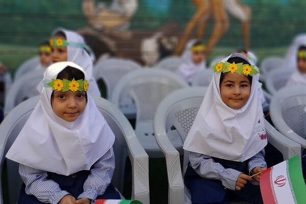 جشن شکفتن غنچه‌ ها، در دبستان مهرتابان بهارستان دو