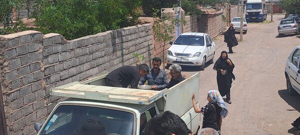 پخش نذری ظهر عاشورا در روستای حسن آباد بلهر 