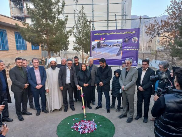 کلنگ نخستین مدرسه زنده‌یاد پیام راهب در قمصر به زمین زده شد