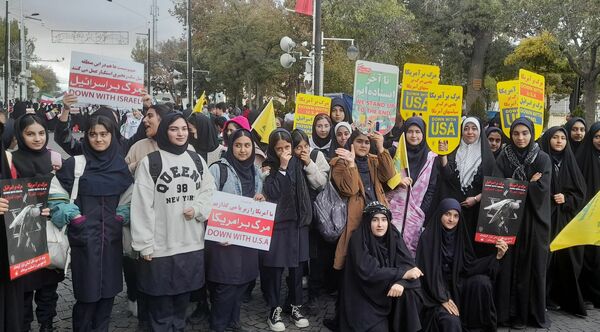 حضور دانش‌آموزان زنجانی در راهپیمایی روز ۱۳ آبان 