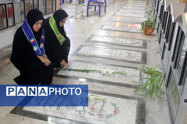 تجدید میثاق مدیر سازمان دانش آموزی استان بوشهر با شهدا