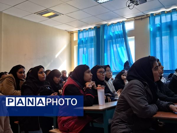 نشست دانش‌آموزی در راستای کیفیت‌بخشی به آموزش در دبیرستان دخترانه نبوت صفادشت