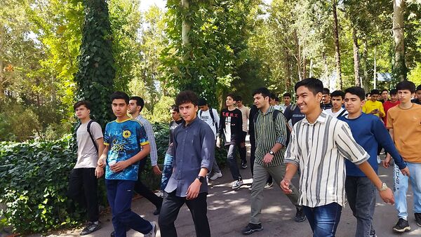ادای احترام دانش آموزان پایه دهم  دبیرستان شاهد ابوذر غفاری به مقام شامخ شهدا