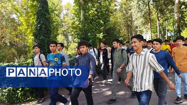 ادای احترام دانش آموزان پایه دهم  دبیرستان شاهد ابوذر غفاری به مقام شامخ شهدا