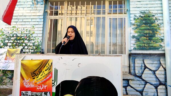 دانش آموزان شاهد تکتم ناحیه۳ ،پرچمداران راهپیمایی ۱۳ آبان