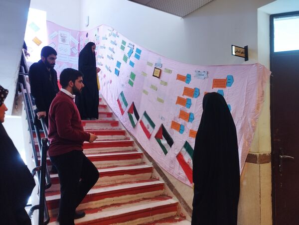 برپایی نمایشگاه مدرسه انقلاب در دبیرستان پروین اعتصامی حاجی‌آباد