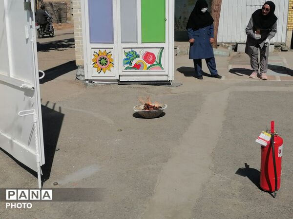 آموزش ایمنی و اطفاء حریق در دبستان ناهید نخودی نیشابور 