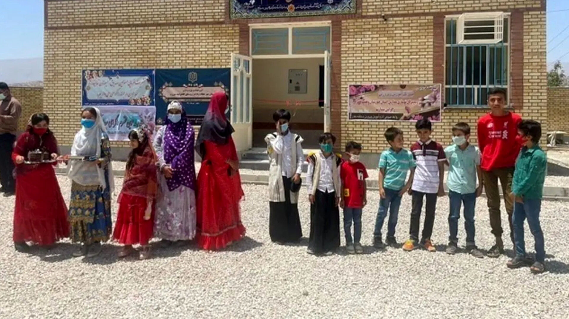 اولین قدم در بهبود یادگیری این است که معلمان توانایی تدریس به زبان‌های مختلف را داشته باشند