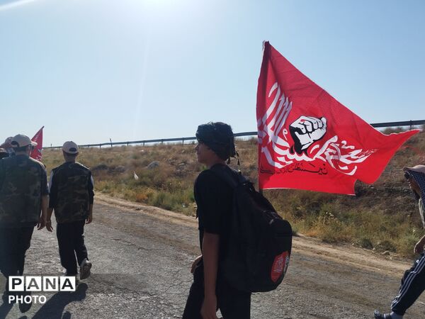 پیاده روی امام رضا (ع) با حضور پر شور دانش آموزان نیشابور در کاروان دانش آموزی