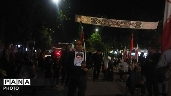 قاب هایی از رهبر شهید و رهبر معظم انقلاب در دستان سنگربان نیشابوری 