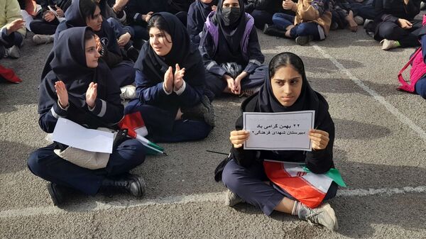 حضور حماسی دانش‌آموزان «شهدای فرهنگی ۲» در جشن سالگرد پیروزی انقلاب اسلامی  