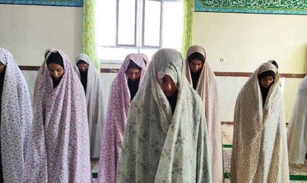 استقبال بی‌نظیر دانش‌آموزان از برگزاری نماز جماعت و زیارت عاشورا در مدرسه قاضی طباطبایی اسلامشهر