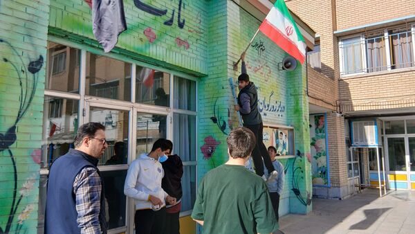 مراحل آماده‌سازی مراسم گرامیداشت شهید رمضانعلی چوبداری در دبیرستان نمونه دولتی معلم ساوجبلاغ 