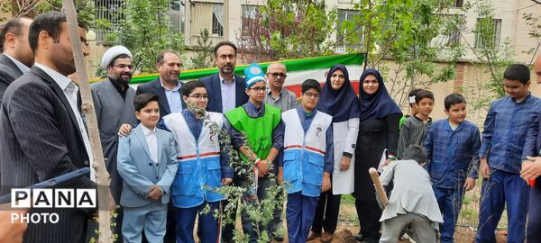 پویش ملی کاشت «نهال امید» در مدرسه نیک‌نژاد ناحیه 4 کرج 
