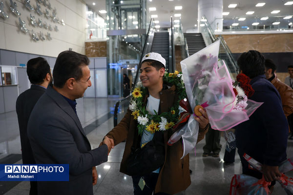 استقبال از کاروان عمره‌گذار دانش‌آموزی از سکوی پروازی تهران