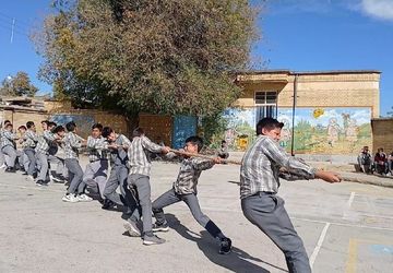 مسابقه طناب کشی در دبیرستان نمونه دولتی شهید حاج قاسم سلیمانی شهرستان بن 