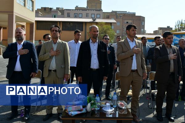 حاج مجید خوئی و بانو کمپانی، سازندگان ۹ کلاس جدید برای دختران بهارستانی