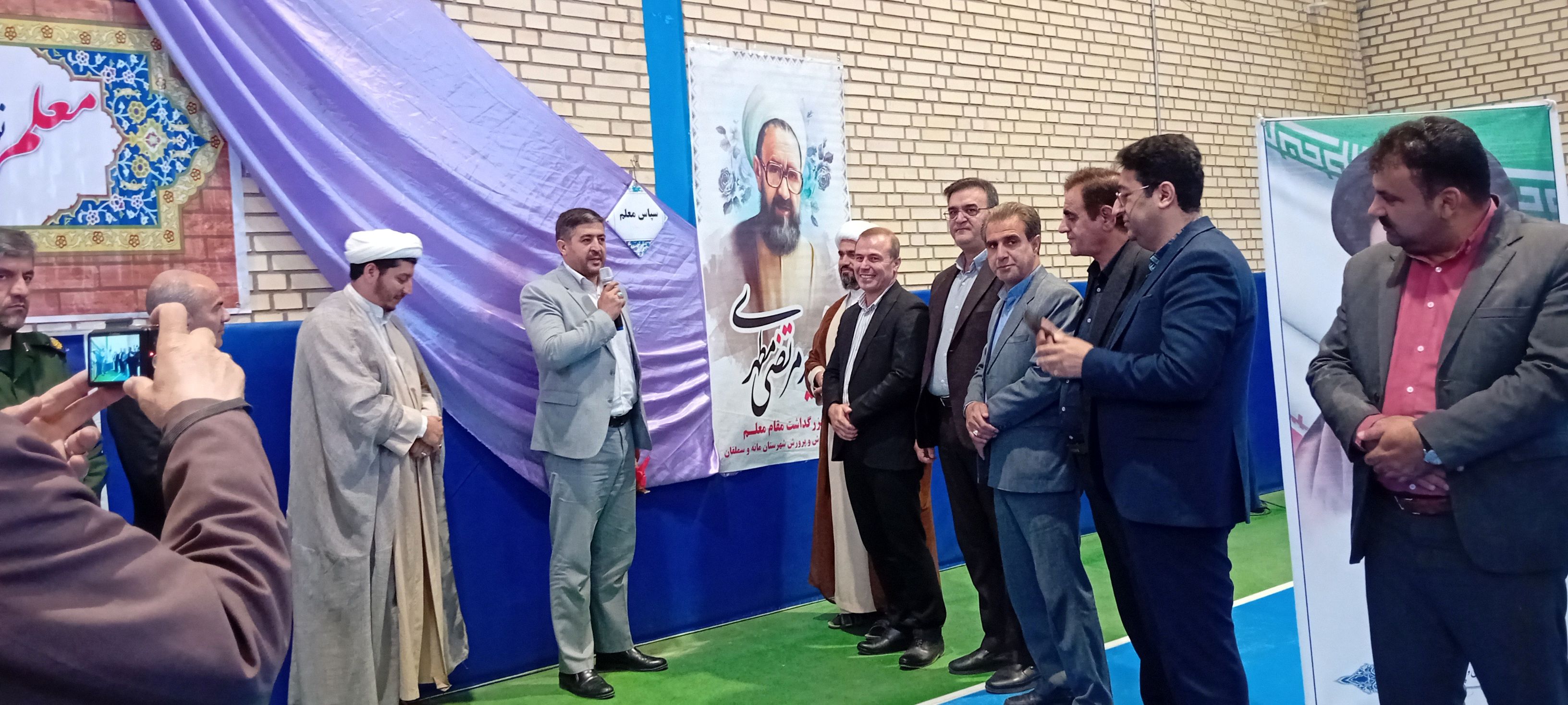 نواختن زنگ سپاس معلم در شهر آشخانه