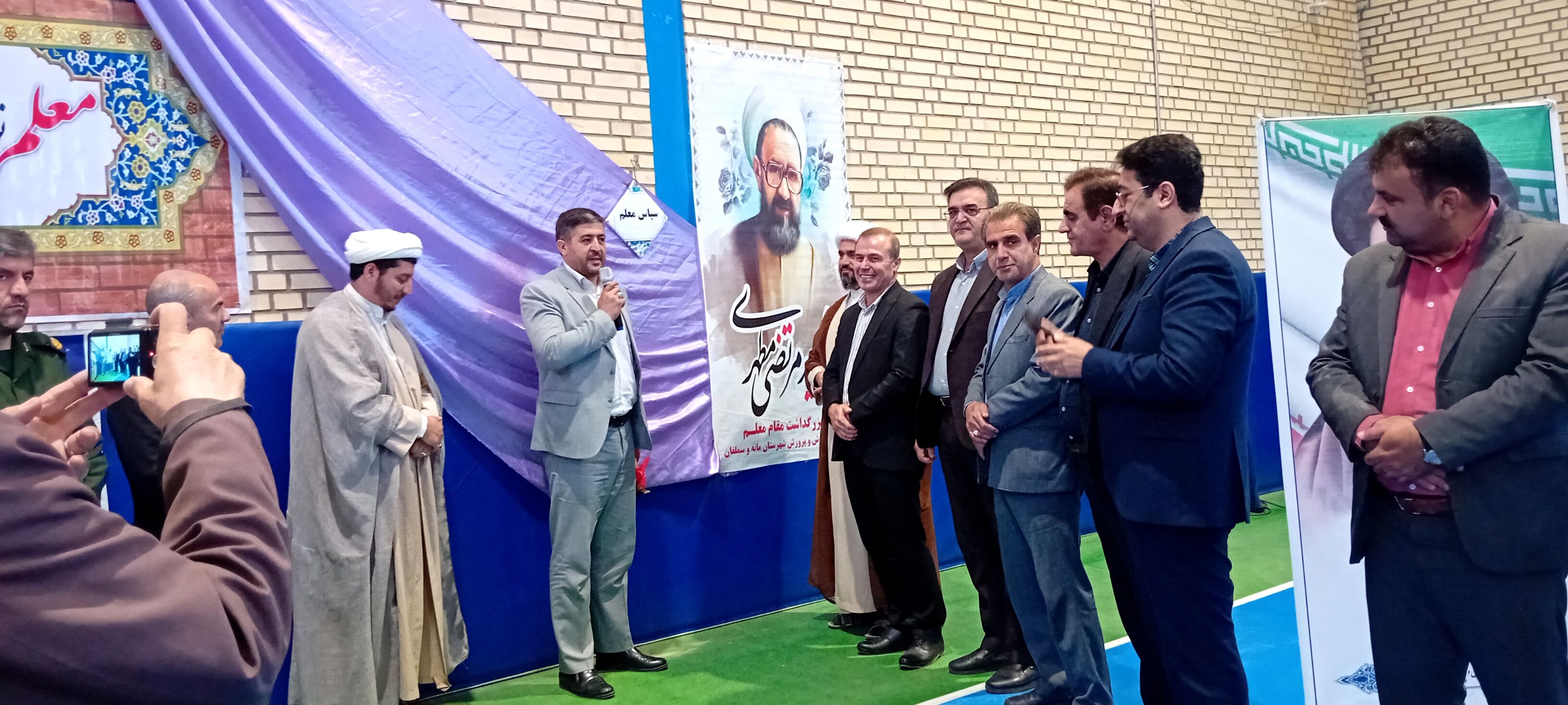 نواختن زنگ سپاس معلم در شهر آشخانه