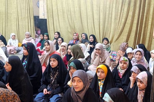 ورود دانش‌ آموزان دختر ناحیه دو شهرری به مراسم معنوی اعتکاف 