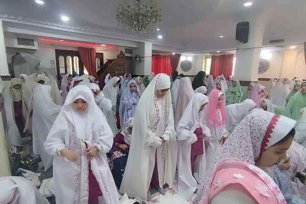 آیین جشن تکلیف دانش‌آموزان دختر شهرستان پردیس در فضایی معنوی و باشکوه