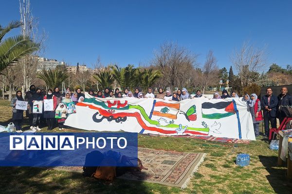 لذت نقاشی همگانی کنار دوستان در بوستان جنت شیراز 