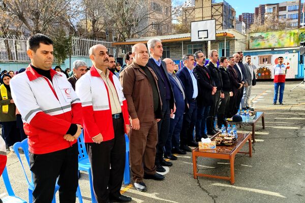 برگزاری مانور زلزله در مدرسه شهیده مهری رزاق‌طلب سنندج