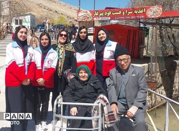 خدمات‌رسانی تیم سحر جمعیت هلال احمر فارسان در منطقه گردشگری پیرغار