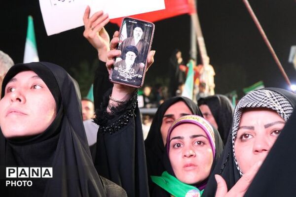 حضور بازماندگان ناوشکن دنا؛در میدان شهید آیت الله خامنه ای وتجلیل از ایثارگری مدافعان وطن